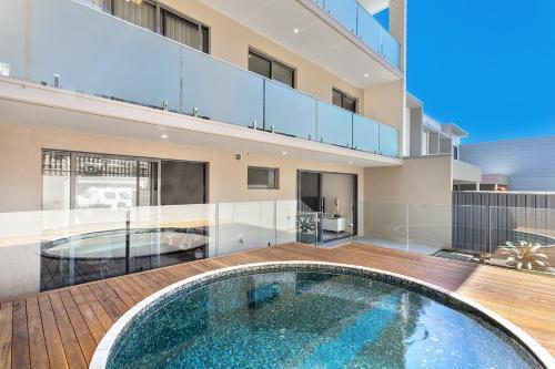 Luxe Home, Lift, Pool, Right In Town