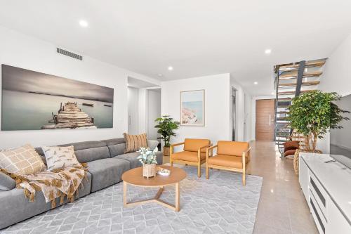 Luxe Home, Lift, Pool, Right In Town