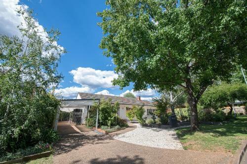 Hillcrest Light Filled Home With Stunning Garden