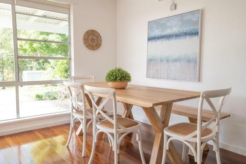 Hillcrest Light Filled Home With Stunning Garden
