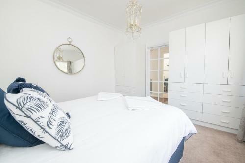 Hillcrest Light Filled Home With Stunning Garden