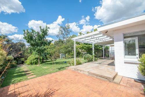 Hillcrest Light Filled Home With Stunning Garden