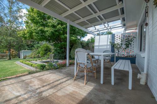 Hillcrest Light Filled Home With Stunning Garden