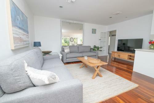 Hillcrest Light Filled Home With Stunning Garden