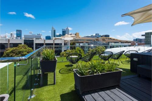 Private City Haven - Suite With Rooftop Terrace