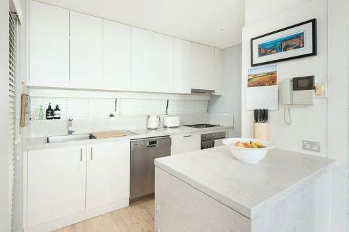 Apartamento Modern Bronte Apt. W/ Ocean Views, Just Minutes Walk To Beach!
