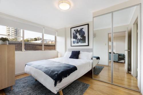 Darlinghurst Self-contained Modern One Bedroom Apartment (21 Crn)