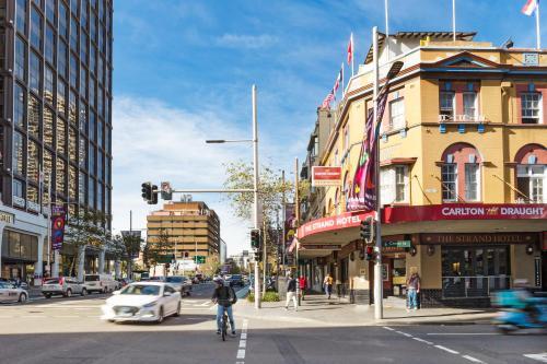 Darlinghurst Self-contained Modern One Bedroom Apartment (21 Crn)