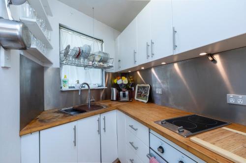 Apartamento Sunlit Studio In The Trees, Walk To The Beach
