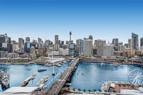 Luxurious Harbour View Apartment Steps From City