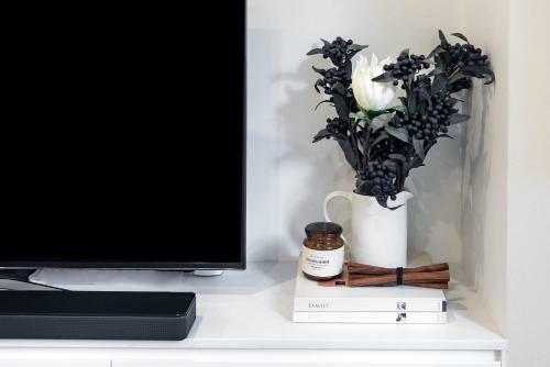 Modern Double Bay Apartment // 2 Min Walk To Beach