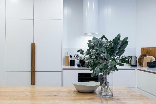 Modern Double Bay Apartment // 2 Min Walk To Beach