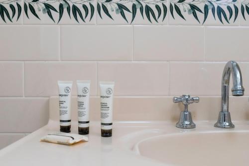 Relaxed Coastal Getaway // Moments To Waterfront