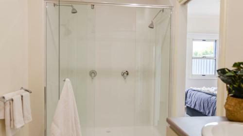 Trentham Central Villas - 6 Br / Ensuite / Sleeps 12