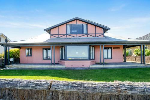 Victor Harbor Beachfront Bliss + Wifi