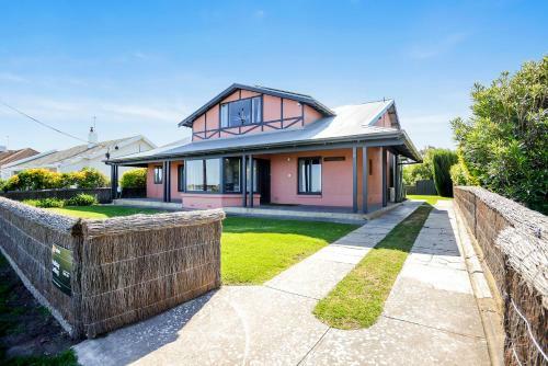 Victor Harbor Beachfront Bliss + Wifi