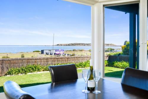 Victor Harbor Beachfront Bliss + Wifi