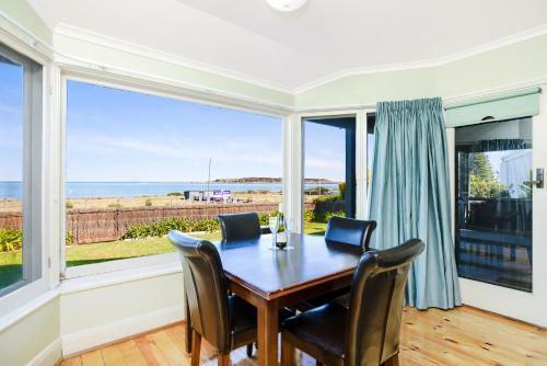 Victor Harbor Beachfront Bliss + Wifi