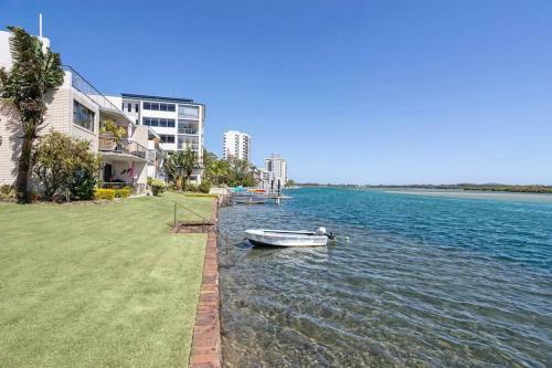 Quiet River Front Escape Walk To Ocean Street & Shops