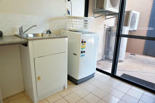 Ningaloo Breeze Villa 3 - 3 Bedroom Fully Self-contained Holiday Accommodation