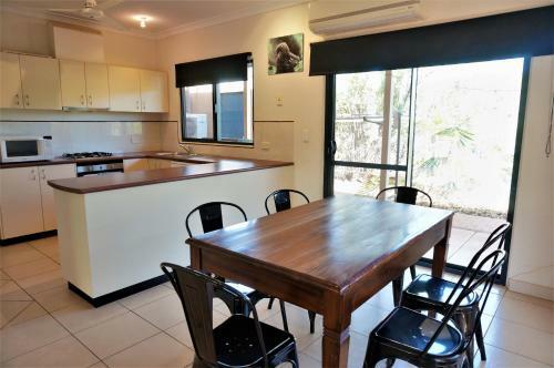 Ningaloo Breeze Villa 3 - 3 Bedroom Fully Self-contained Holiday Accommodation