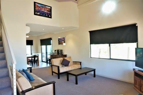 Ningaloo Breeze Villa 9 - 3 Bedroom Fully Self-contained Holiday Accommodation