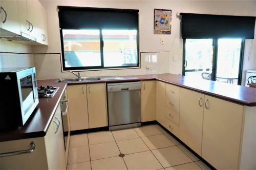 Ningaloo Breeze Villa 9 - 3 Bedroom Fully Self-contained Holiday Accommodation