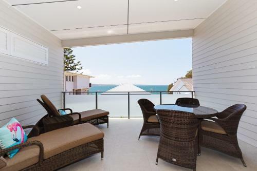 Wanda Waterfront Retreat - Beautiful Beach House
