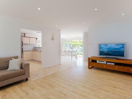 8a Foreshore Drive Ducted Air And Boat Parking