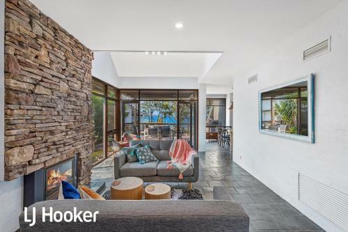 Wanda Waterview - Tranquil Treetop Surrounds