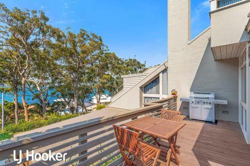 Wanda Waterview - Tranquil Treetop Surrounds