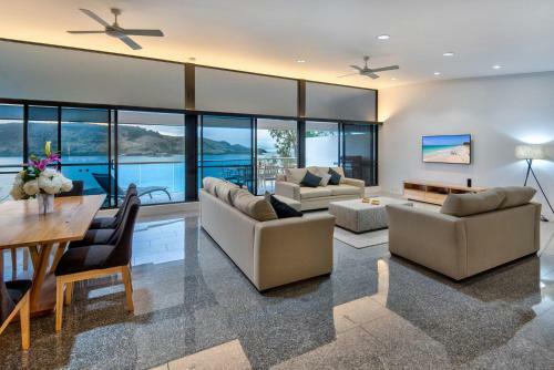 Waves 5 Luxury 3 Bedroom Breathtaking Ocean Views Central Location