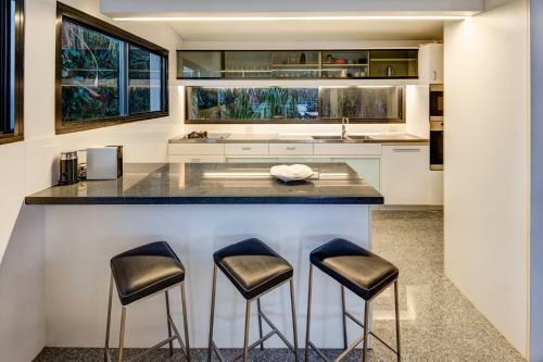 Waves 3 Luxury 3 Bedroom Endless Ocean Views Central Location + Buggy