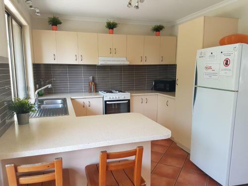 13 Coora Court - Sleeps 6, Pool, Air Con, Pets