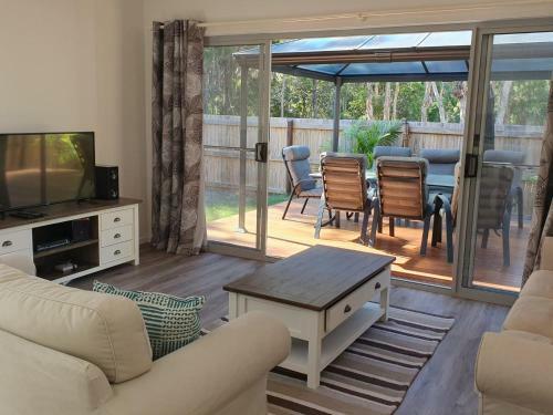 26 Satinwood Drive- Low Set Modern, Sleeps 8