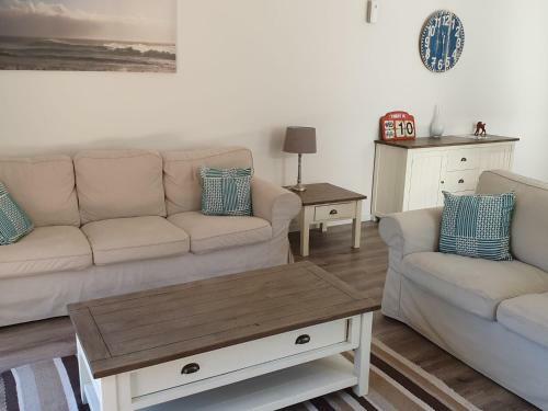 26 Satinwood Drive- Low Set Modern, Sleeps 8