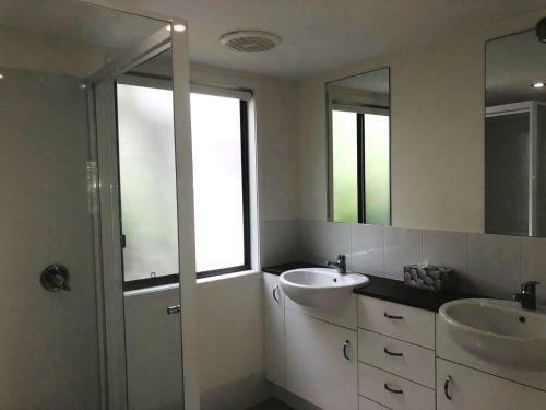 Bluewater 36 - Rainbow Shores - Walk To Beach, Pool, Aircon