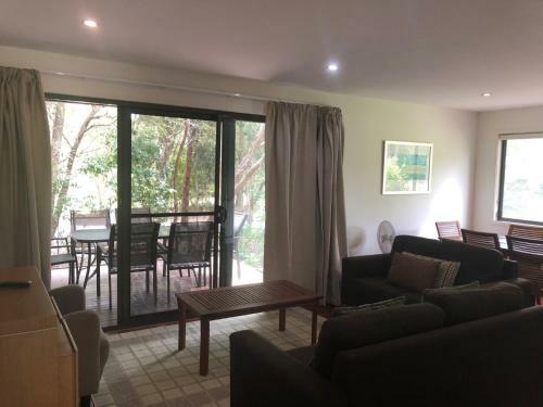Bluewater 36 - Rainbow Shores - Walk To Beach, Pool, Aircon