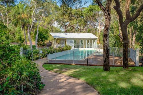Bluewater 36 - Rainbow Shores - Walk To Beach, Pool, Aircon