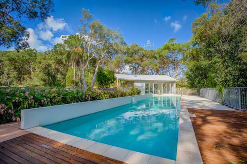 Bluewater 36 - Rainbow Shores - Walk To Beach, Pool, Aircon