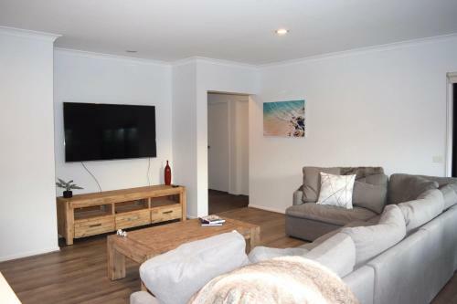 Modern 4 Bed, 5mins To Torquay Beach,wifi,parking