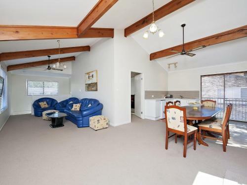 Beach House' 8 Mistral Close - Large House With Aircon