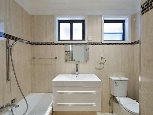 Beach House' 8 Mistral Close - Large House With Aircon