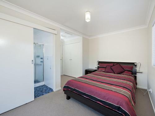 Beach House' 8 Mistral Close - Large House With Aircon