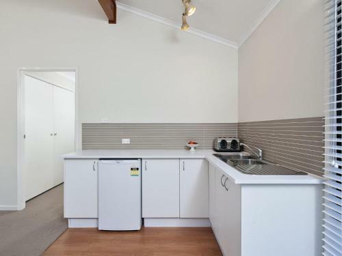 Beach House' 8 Mistral Close - Large House With Aircon