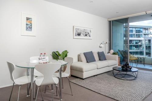 Beautiful Modern Lake View Apartment