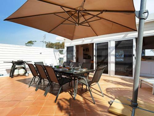 Unit 1 44 Danalene Pde Fantastic Waterfront Property With Air Con