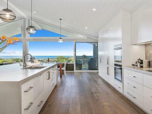 Dayz Dreamin - Pool, Gas Fireplace And Beachfront