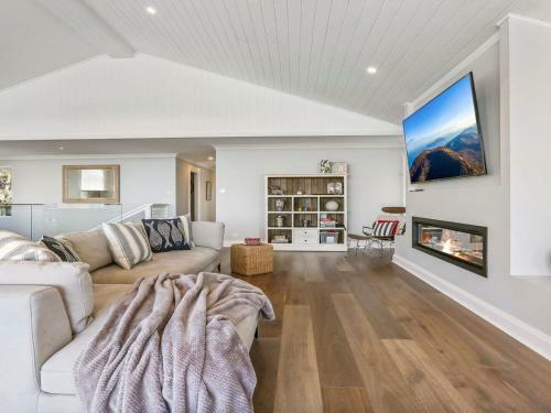 Dayz Dreamin - Pool, Gas Fireplace And Beachfront