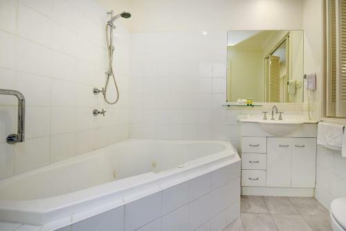 Villa Aqualuna Beach Resort - Unit 25
